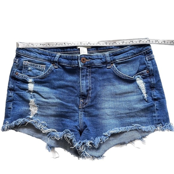 H&M Distressed Jean Shorts Raw Hem 2 Inch Inseam Mid Rise Medium Wash Size 32 - Picture 6 of 12